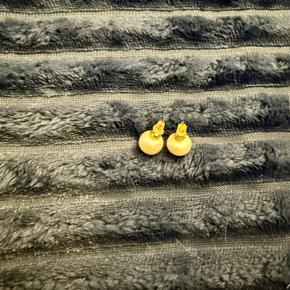 Elegant Cream Fresh Water Pearl Earrings. 14k posts - Picture 4 of 4